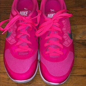 NIKE women’s tennis shoes